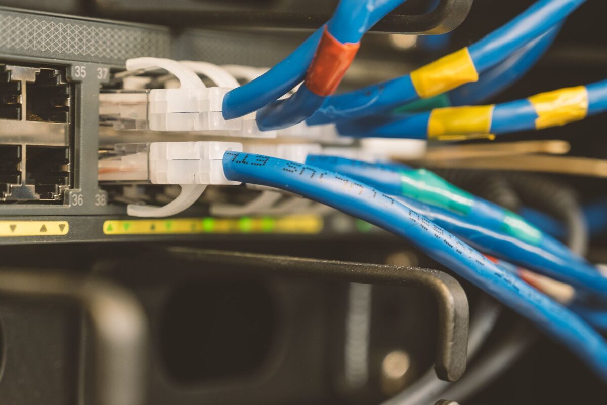 Kable sieciowe wpięte do przełącznika — aktualizacja oprogramowania modułu sieciowego