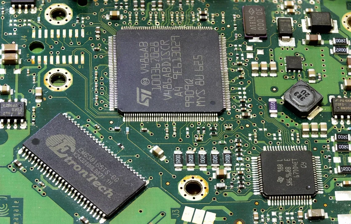 Makro płytki dysku z układami pamięci — kiedy potrzebna jest aktualizacja firmware SSD