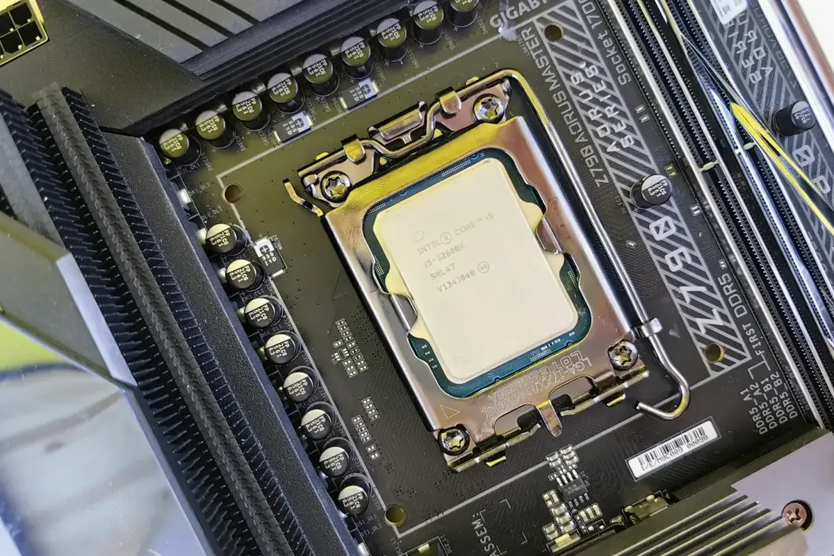procesor Intel Core i5-12600K w otwartym gnieździe płyty głównej Gigabyte Aorus