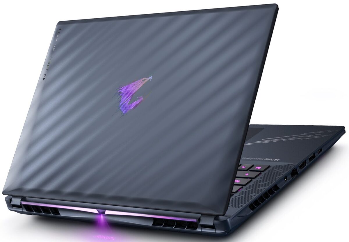 Gigabyte AORUS Master 16 na ciemnym tle — aktualizacja BIOS krok po kroku