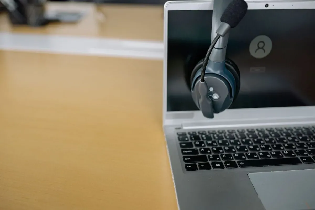 Zestaw słuchawkowy zawieszony na laptopie — instalacja narzędzi do pracy zdalnej