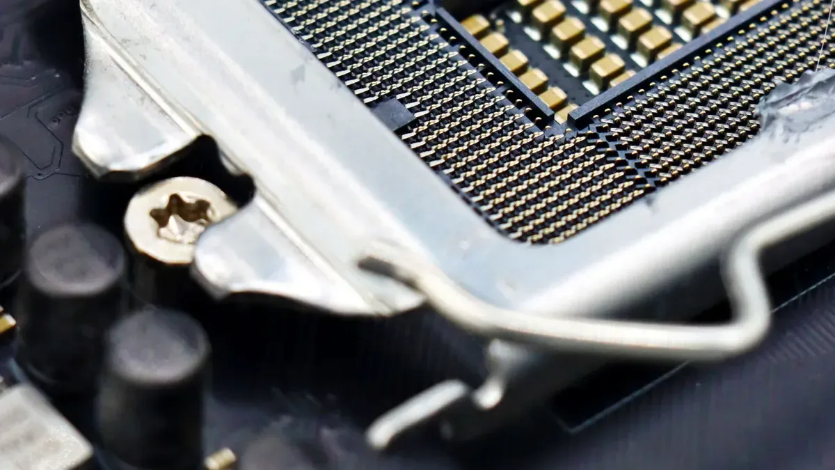 Odkryte gniazdo procesora na płycie głównej — instalacja sterowników chipsetu