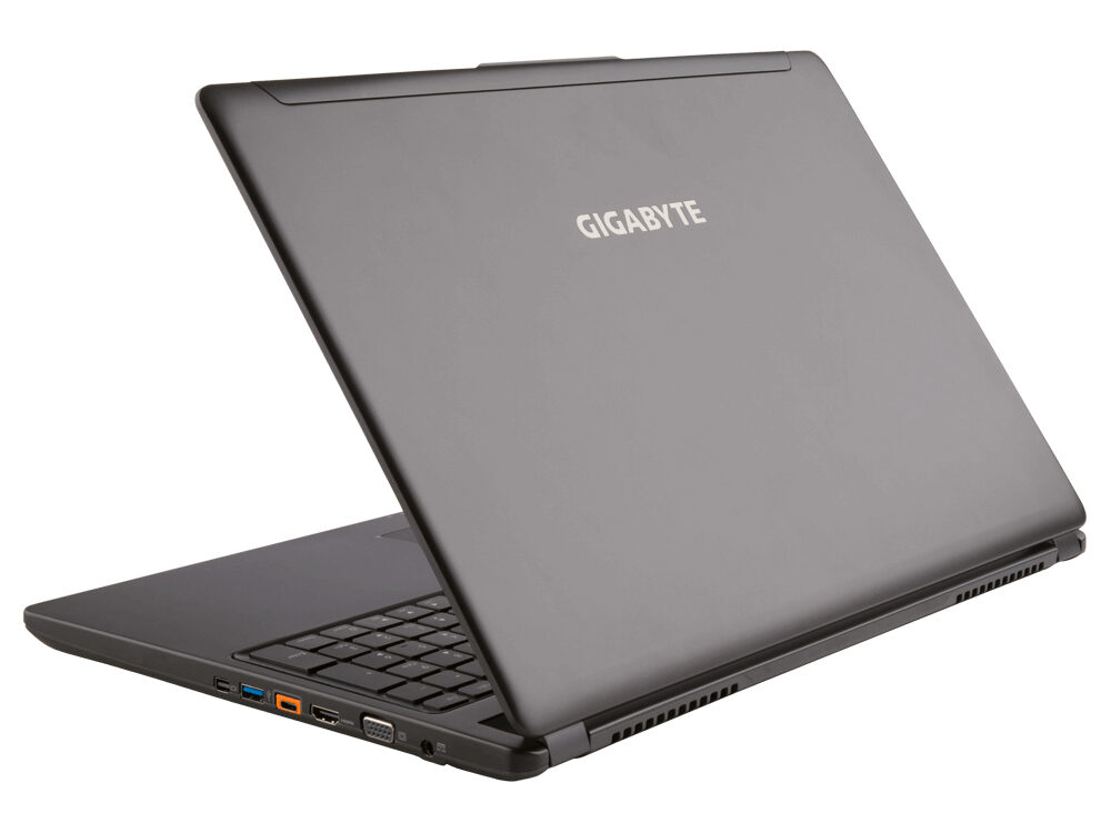 Spód laptopa Gigabyte z tabliczką znamionową — jak rozpoznać model i serię
