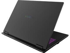 Gigabyte Gaming A18 zamknięty na blacie — jak odczytać model i numer seryjny