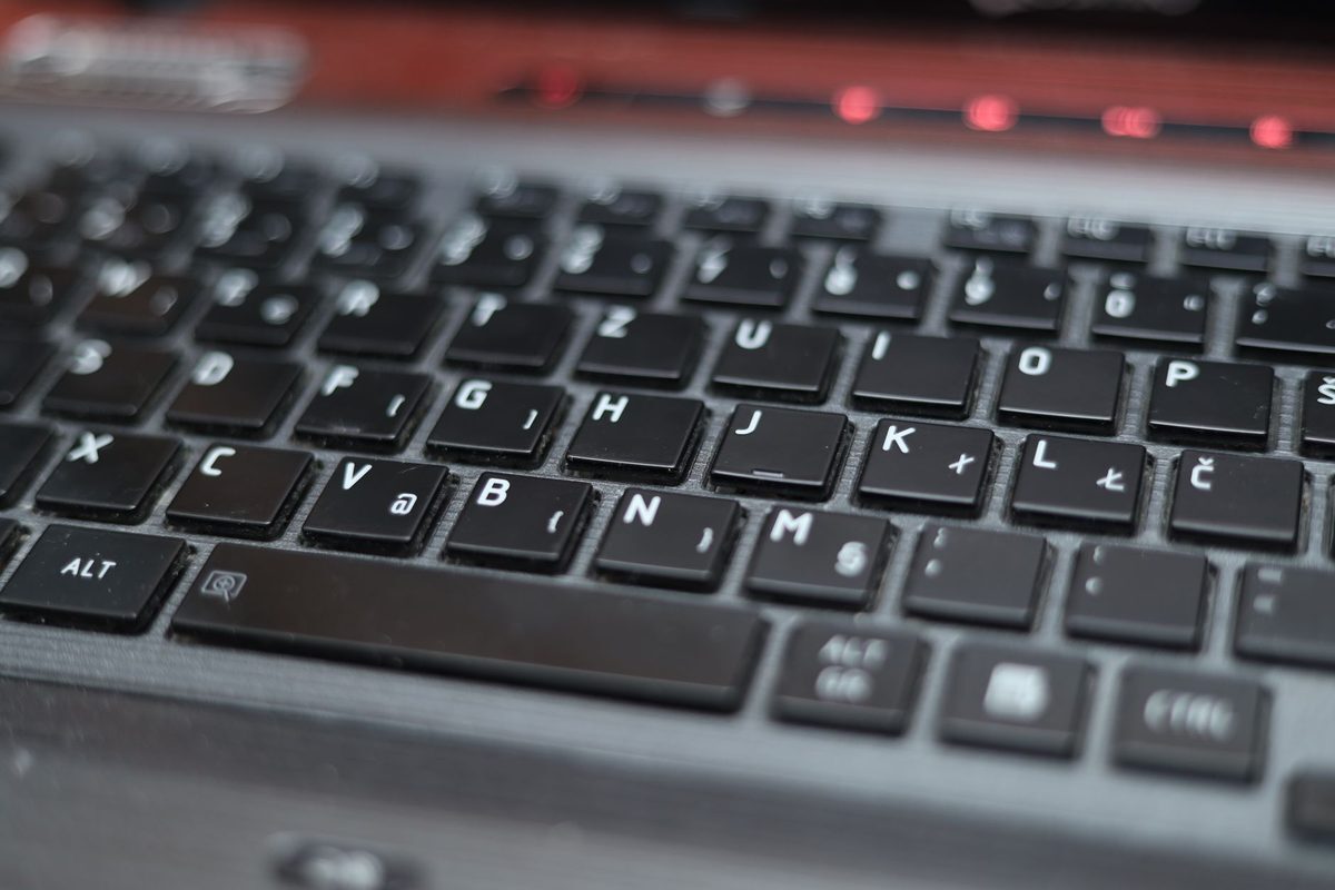 Klawiatura laptopa podczas prac serwisowych — diagnostyka braku reakcji na naciśnięcia