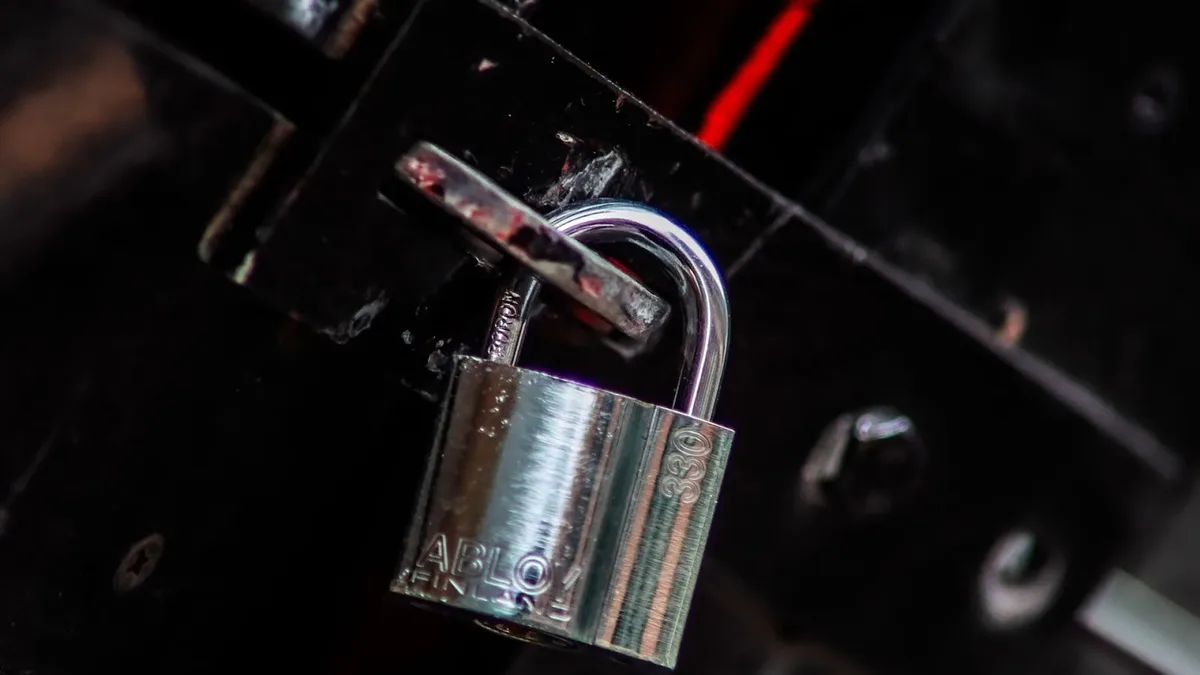 Kłódka zabezpieczająca zasuwę — konfiguracja szyfrowania dysku BitLocker