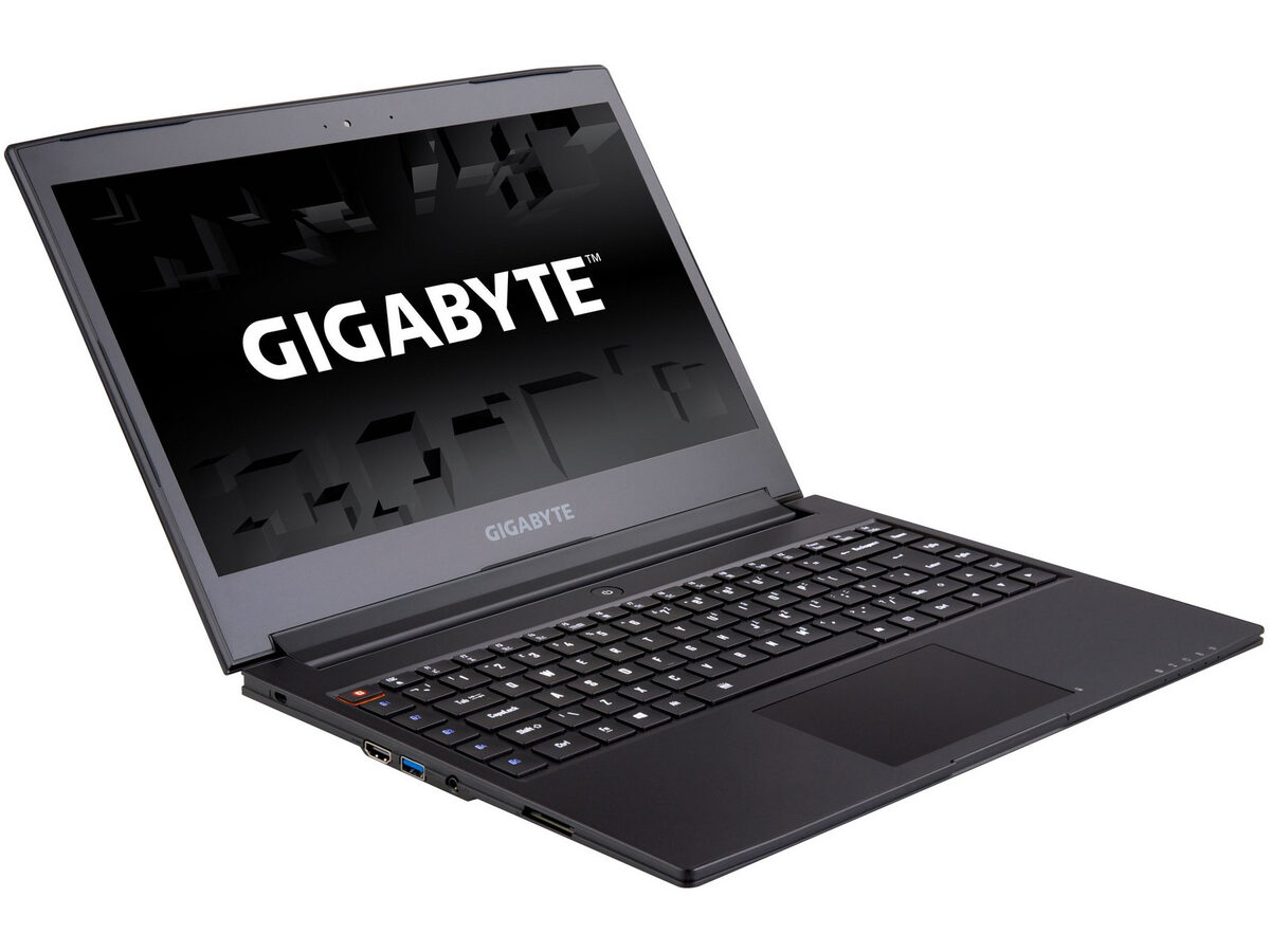 Smukły Gigabyte AERO na blacie roboczym — konfiguracja systemu pod pracę twórczą