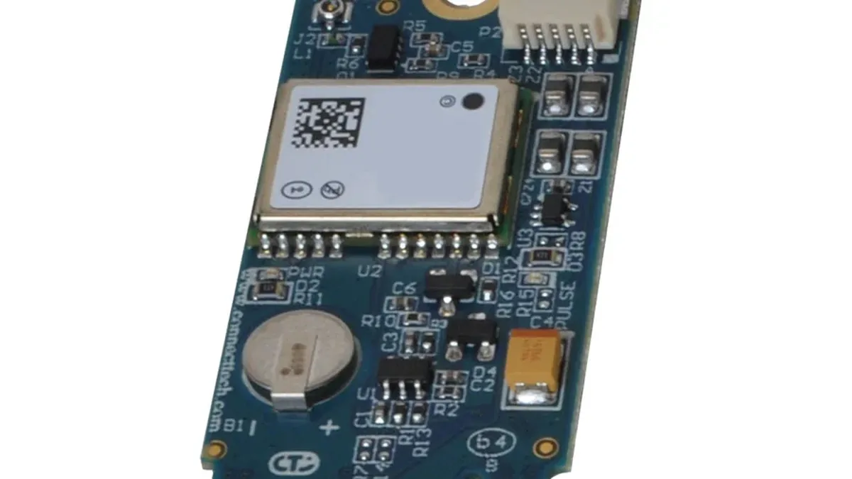 Moduł GPS na płytce elektronicznej z baterią pastylkową