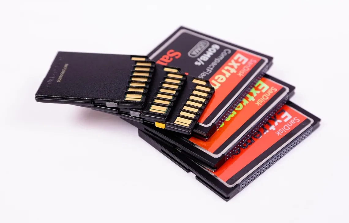 Karty pamięci SD i CompactFlash ułożone jedna na drugiej — naprawa czytnika kart
