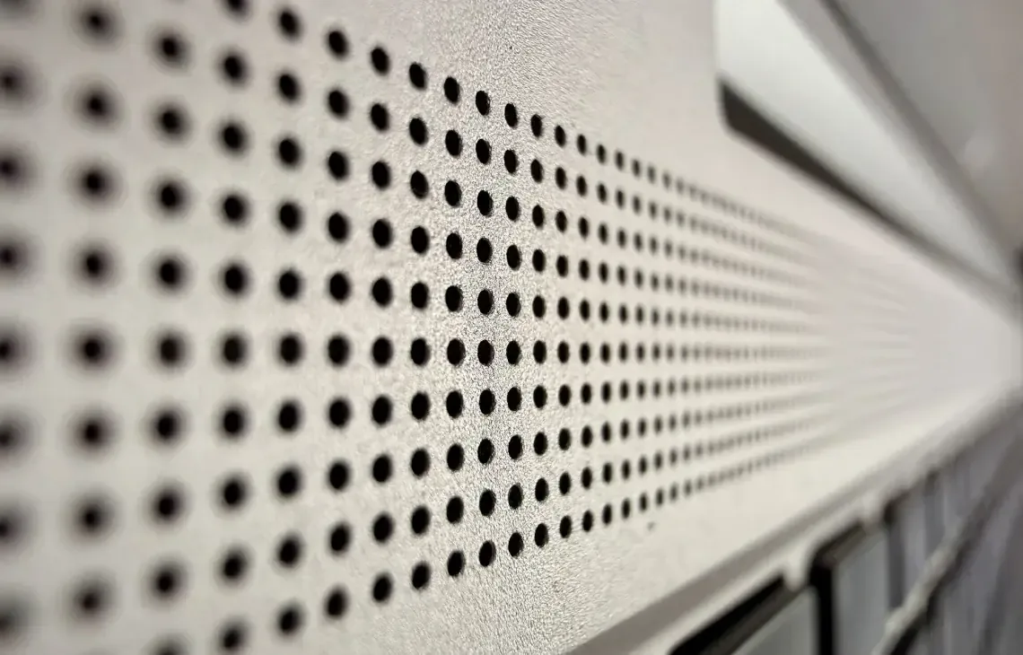 Głośniki laptopa po demontażu obudowy — naprawa przetworników audio