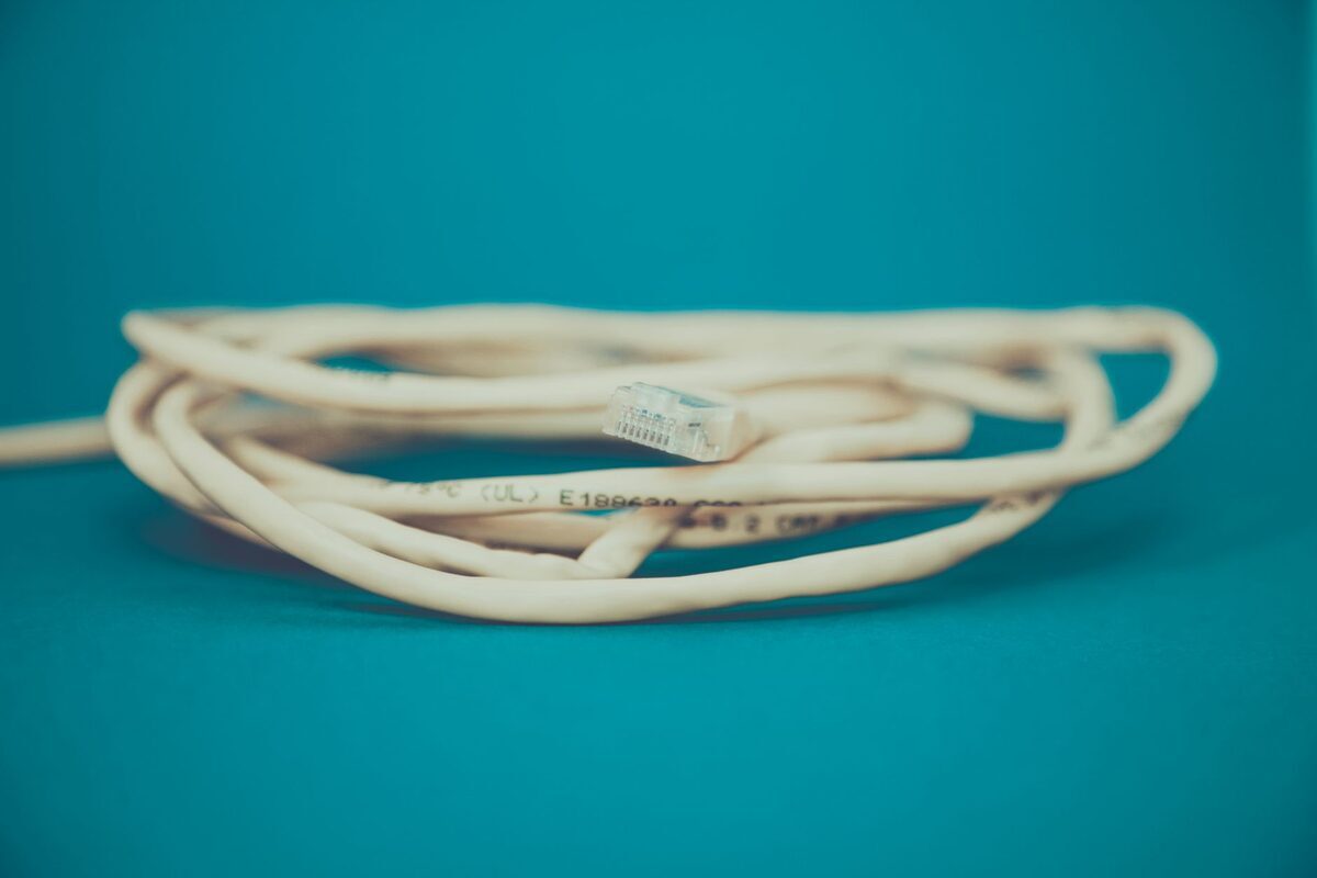 Zwinięty kabel ethernet ze złączem RJ-45 — naprawa karty sieciowej przewodowej