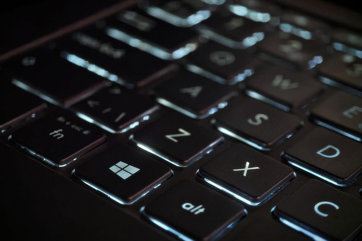 Podświetlana klawiatura laptopa w ciemności