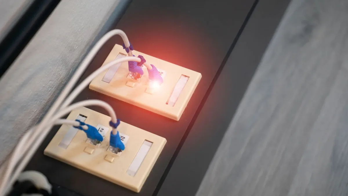 Gniazda sieciowe z wpiętymi kablami i diodą stanu — naprawa portu Ethernet