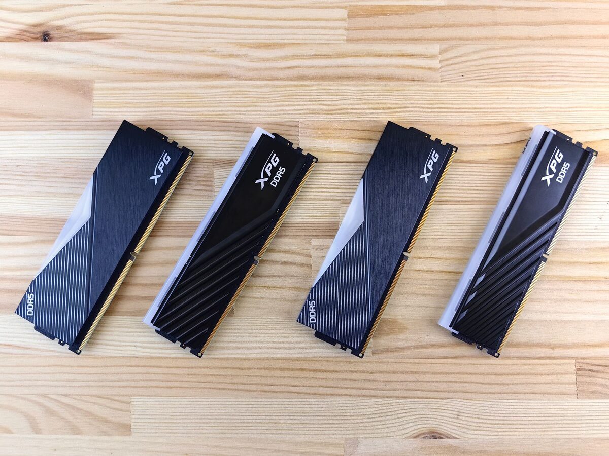 Cztery moduły pamięci DDR5 na blacie — niestabilność po włączeniu profilu XMP
