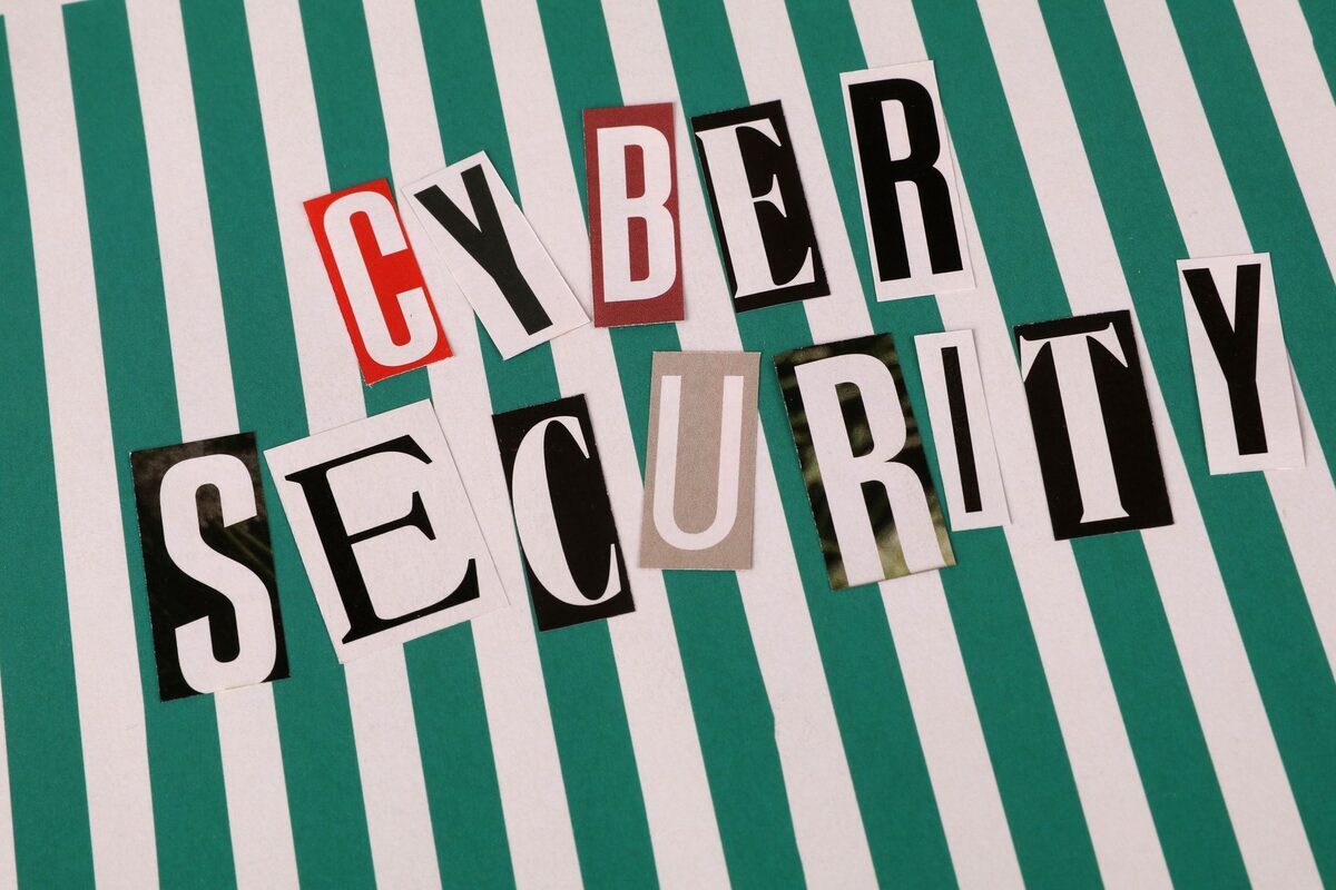 Napis o cyberbezpieczeństwie ułożony z liter — kopie zapasowe jako ochrona przed ransomware