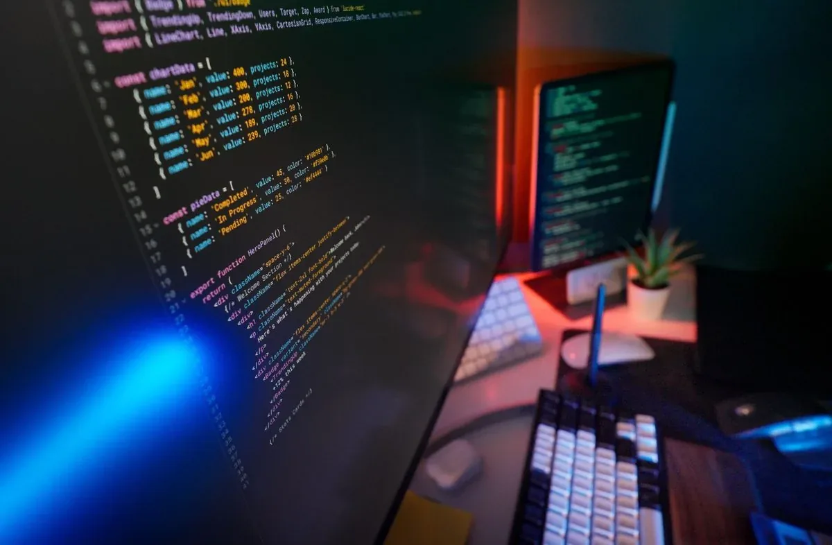 Dwa ekrany z listą uruchomionych procesów — optymalizacja zadań działających w tle