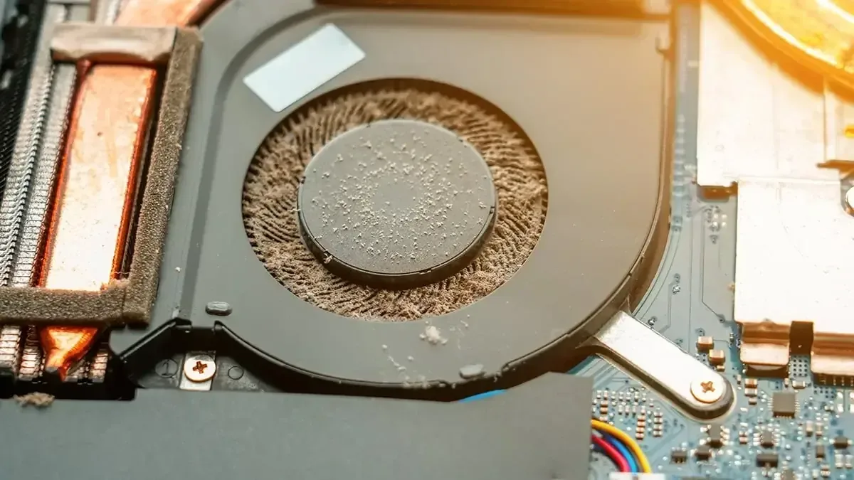 Zapylony wentylator i radiator wewnątrz laptopa — optymalne temperatury pracy podzespołów