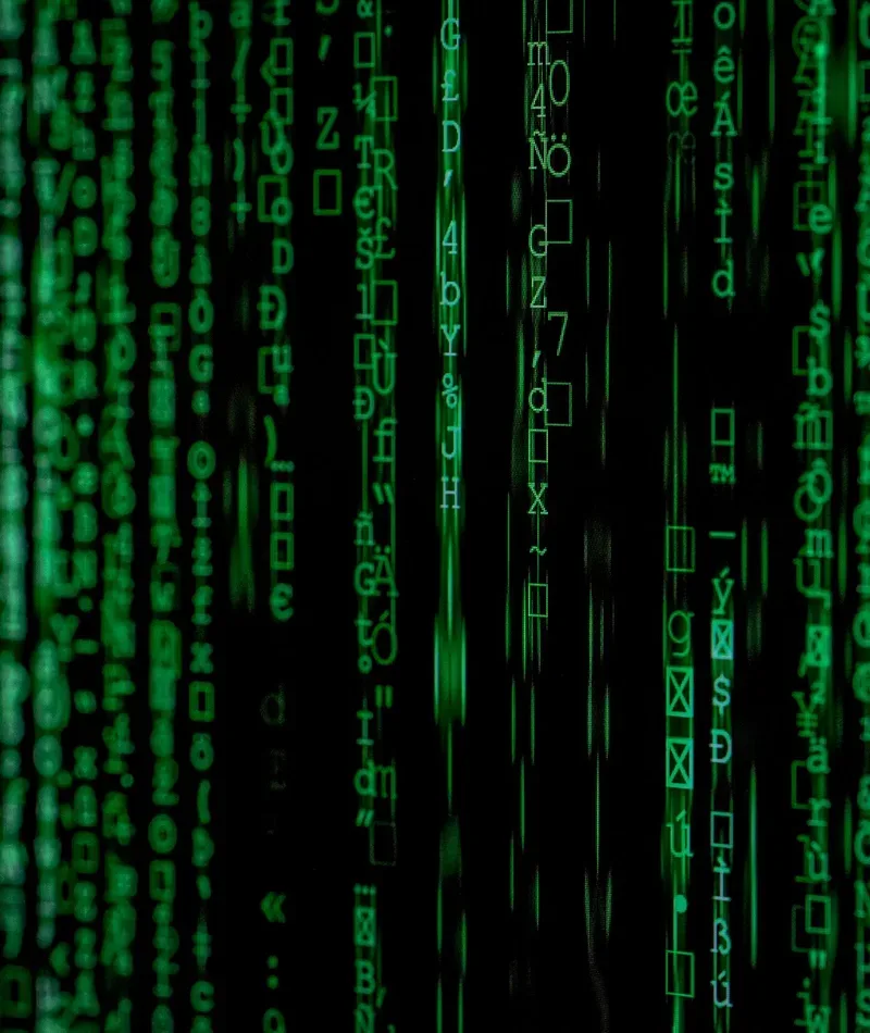 Zielony strumień kodu na czarnym tle — stabilność systemu po usunięciu zagrożeń