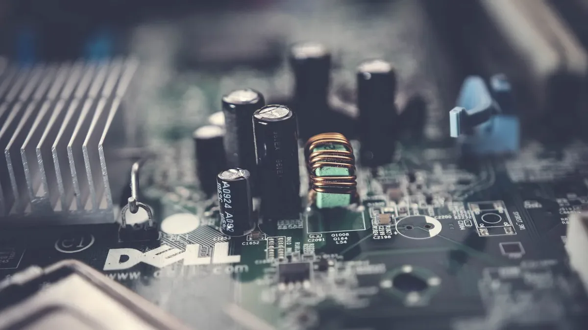Elektronika laptopa w zbliżeniu podczas porządków w systemie — usuwanie wirusów