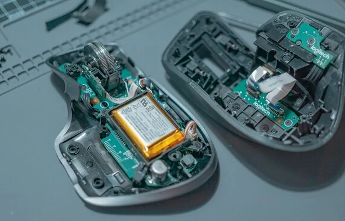 Otwarta mysz komputerowa Logitech z widoczną baterią litowo-polimerową