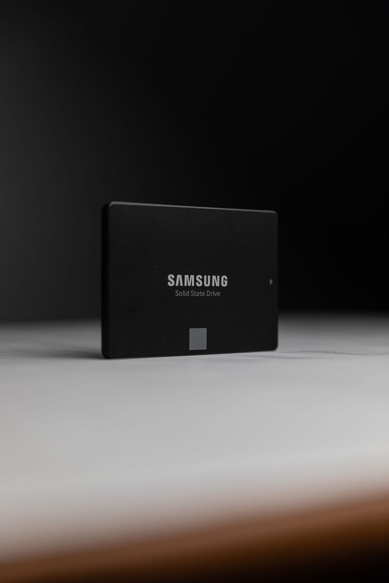 Dysk SSD 2,5 cala przygotowany do montażu — wymiana starego dysku SATA