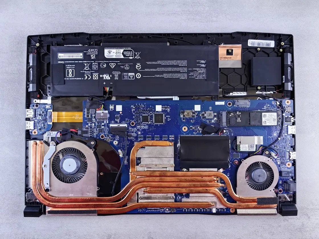 AORUS 15 — wymiana baterii: jak długo trwa i co dzieje się z danymi — rozłożony laptop gamingowy Gigabyte